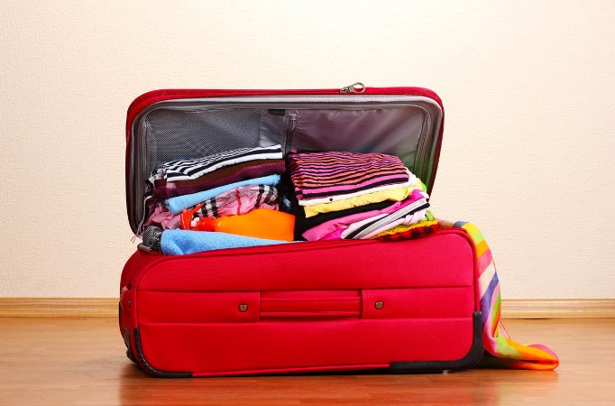 Собирать чемодан, путешествие, отдых, туризм. Пассажиров с большими чемоданами перестанут пускать в самолеты. Изображение 1