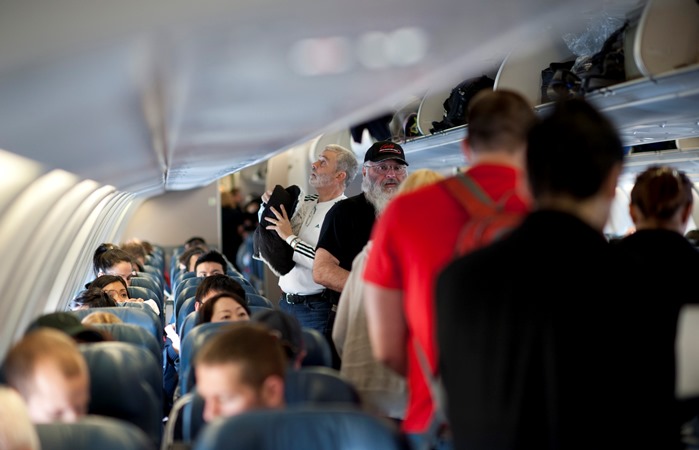 Пассажиры в самолете. Из-за продажи «Трансаэро» авиабилеты на ряде направлений подорожают. Изображение 1