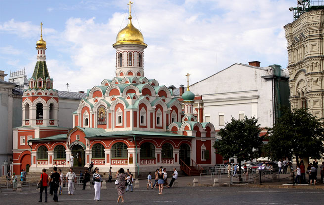 Туристы на Красной площади, Москва. Правительство России не одобрило введение туристического сбора. Изображение 1