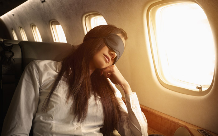 Девушка спит в самолете. Россияне не любят покупать билеты на самолет заранее. Изображение 1