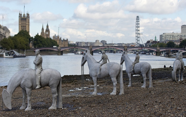 Темза, Лондон. На дне Темзы появились скульптуры «всадников апокалипсиса». Изображение 1