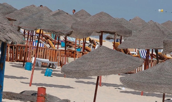 В результате нападения боевиков на отели в Тунисе погибли 30 туристов. Изображение 1