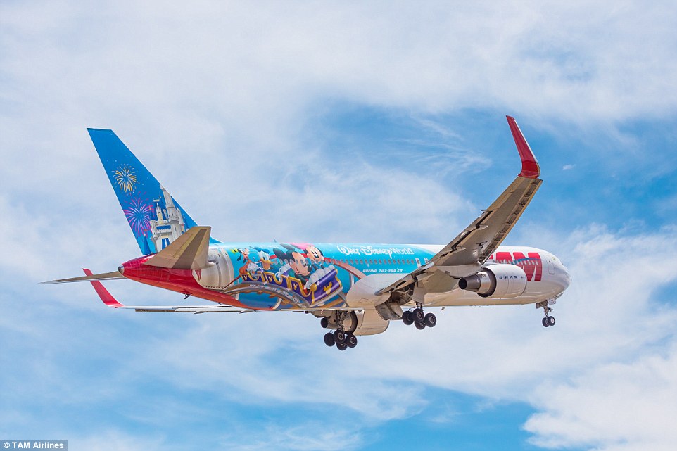 Самолет бразильской авиакомпании украсили персонажи Disney. Изображение 1.2