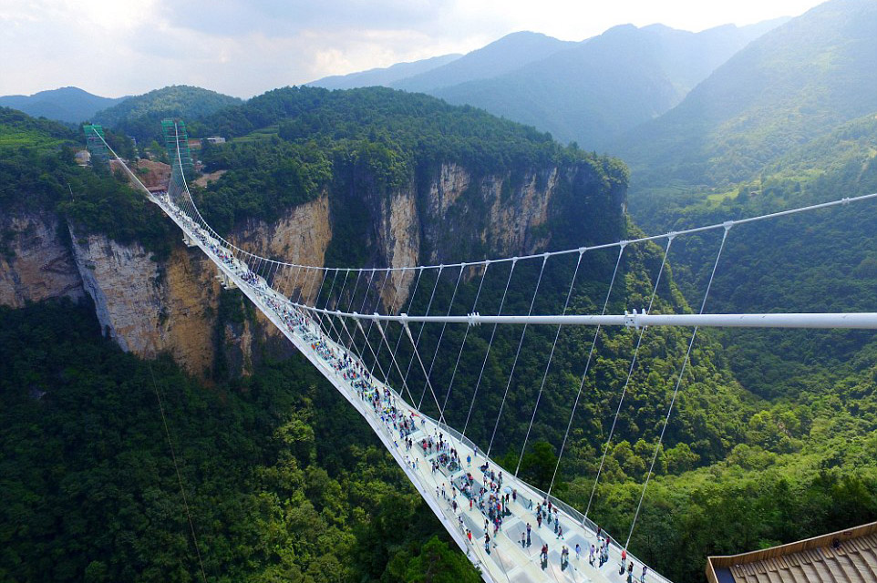 Стеклянный мост в горах Аватара, Китай. В «горах Аватара» открылся самый высокий и длинный стеклянный мост. Изображение 1.6