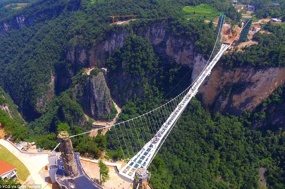 Стеклянный мост в горах Аватара, Китай. В «горах Аватара» открылся самый высокий и длинный стеклянный мост. Изображение 1.5