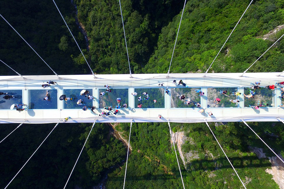 Стеклянный мост в горах Аватара, Китай. В «горах Аватара» открылся самый высокий и длинный стеклянный мост. Изображение 1.4