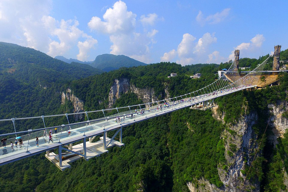 Стеклянный мост в горах Аватара, Китай. В «горах Аватара» открылся самый высокий и длинный стеклянный мост. Изображение 1.1