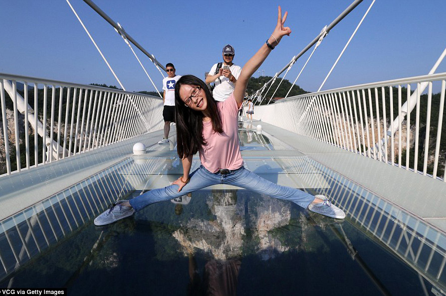 Стеклянный мост в горах Аватара, Китай. В «горах Аватара» открылся самый высокий и длинный стеклянный мост. Изображение 1.3