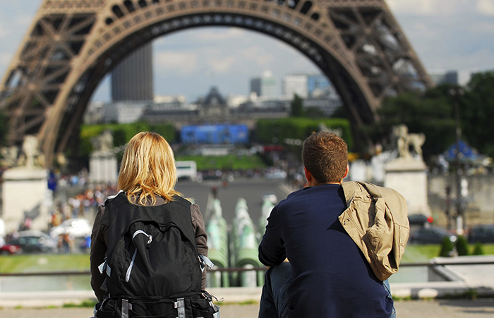 Туристы в Париже, Эйфелева башня. Испанский сайт предлагает отправиться «неизвестно куда» за 150 евро. Изображение 1