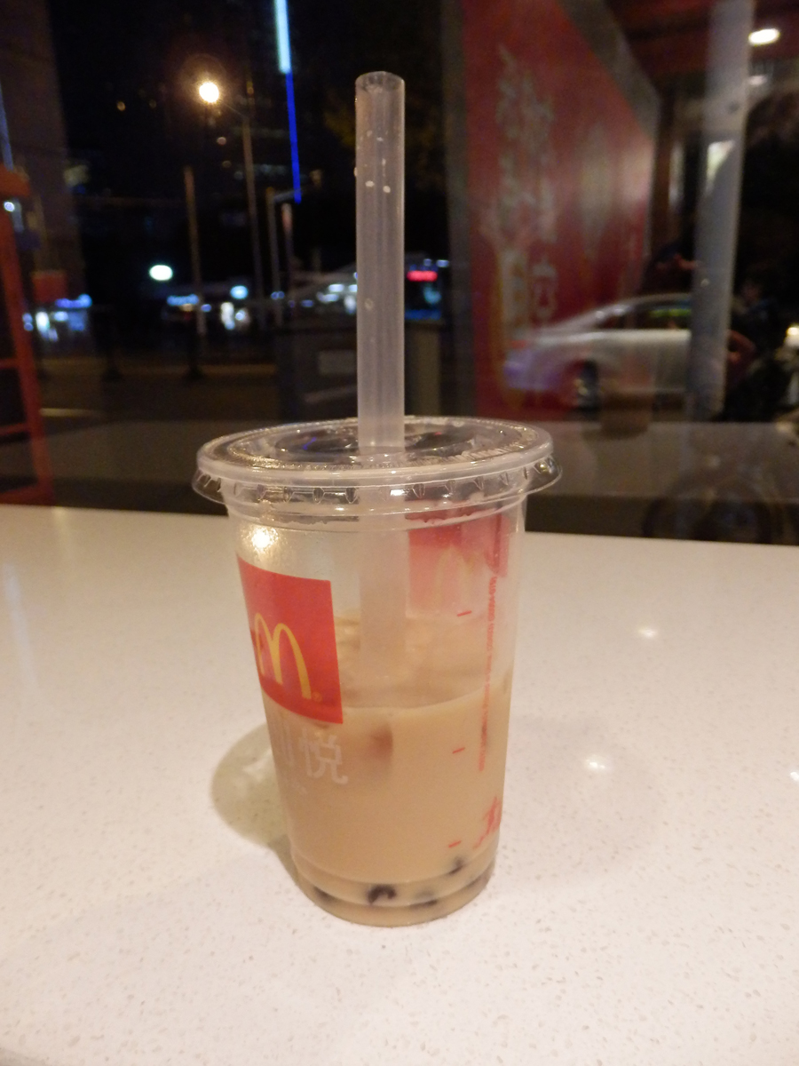 В китайском "Макдональдсе" продается bubble milk tea. Шанхай: Восток плюс Запад. Изображение 34