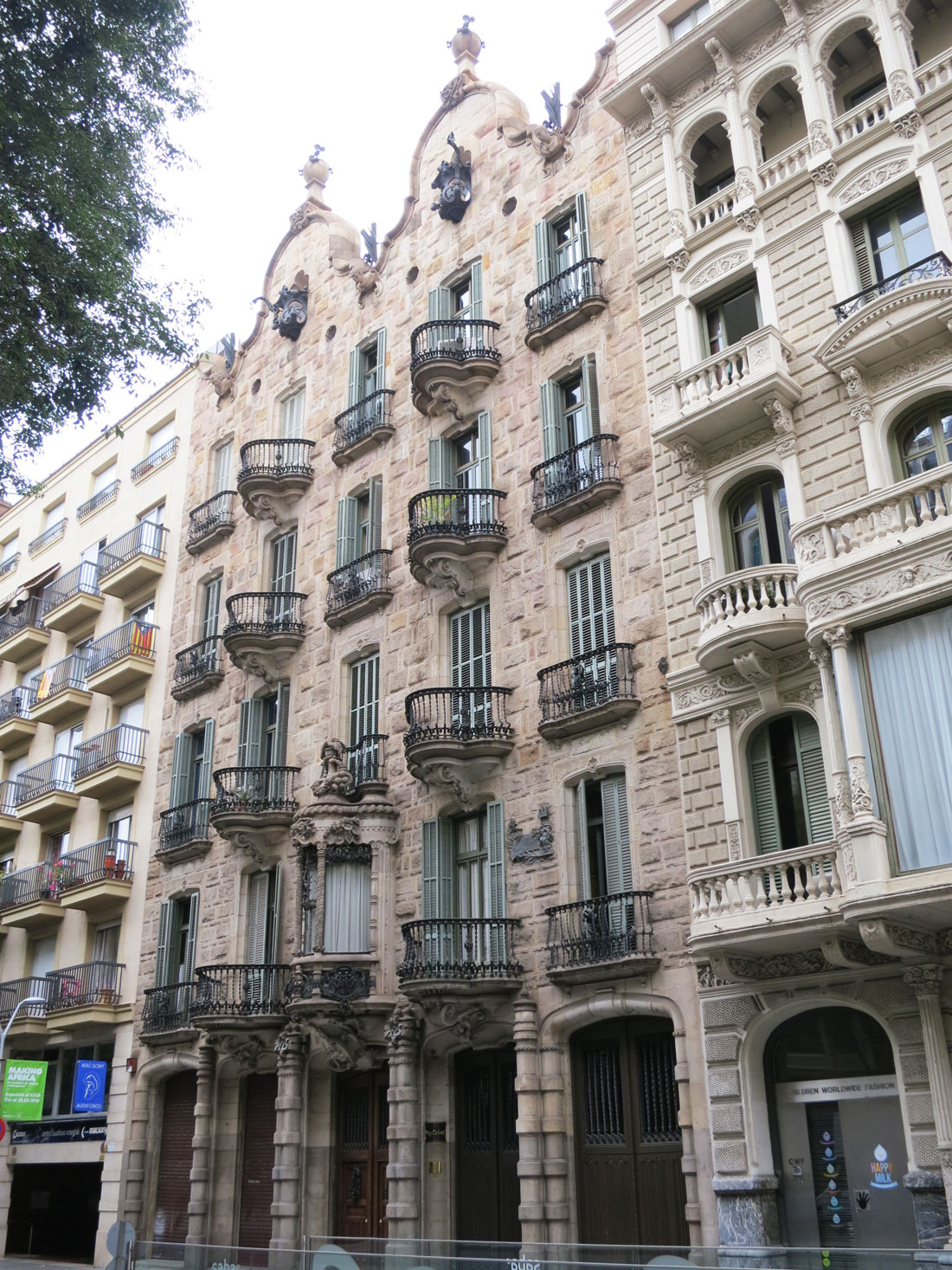 Дом Кальвет в Барселоне. Архитектура Гауди. От безумия до величия: можно ли увидеть Испанию за 10 дней. Изображение 117